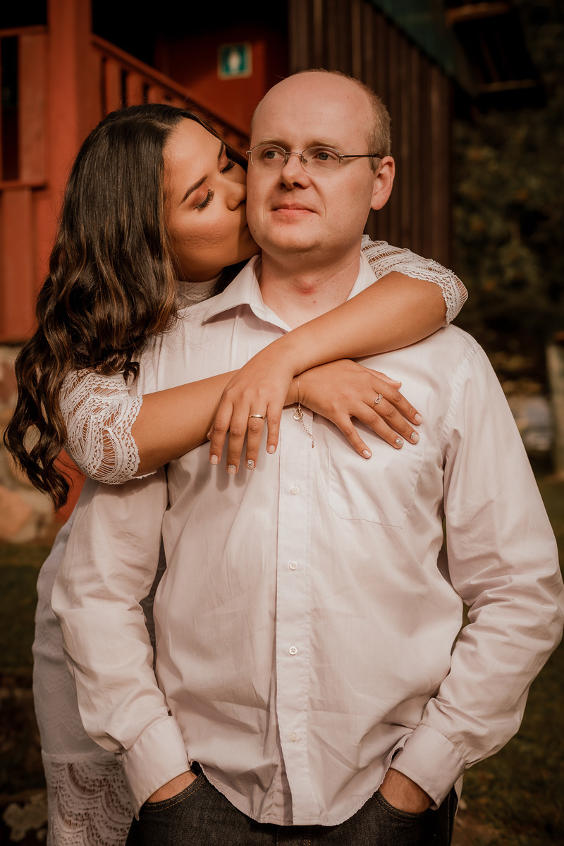 ensaio de casal, ensaio pre casamento, fotografia de casamento, noiva dando beijo no rosto do noivo