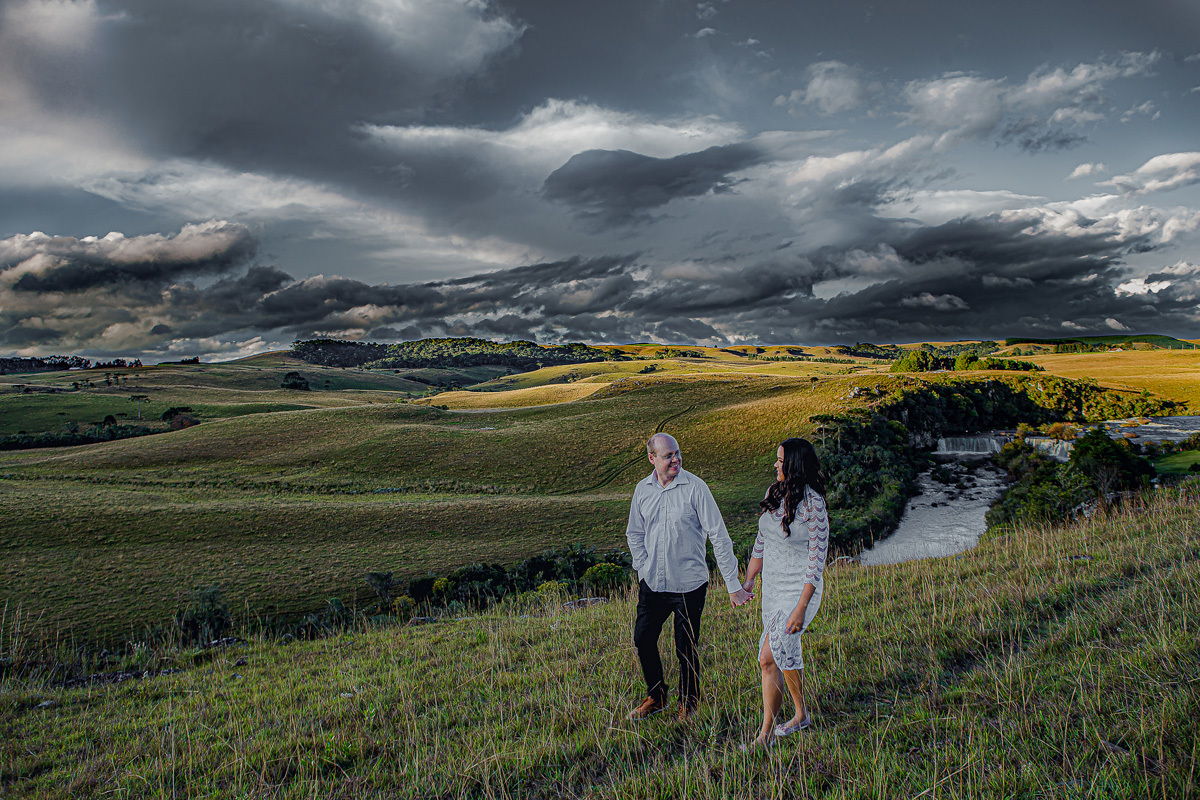 ensaio de casal, ensaio pre casamento, fotografia de casamento, noivos caminhando