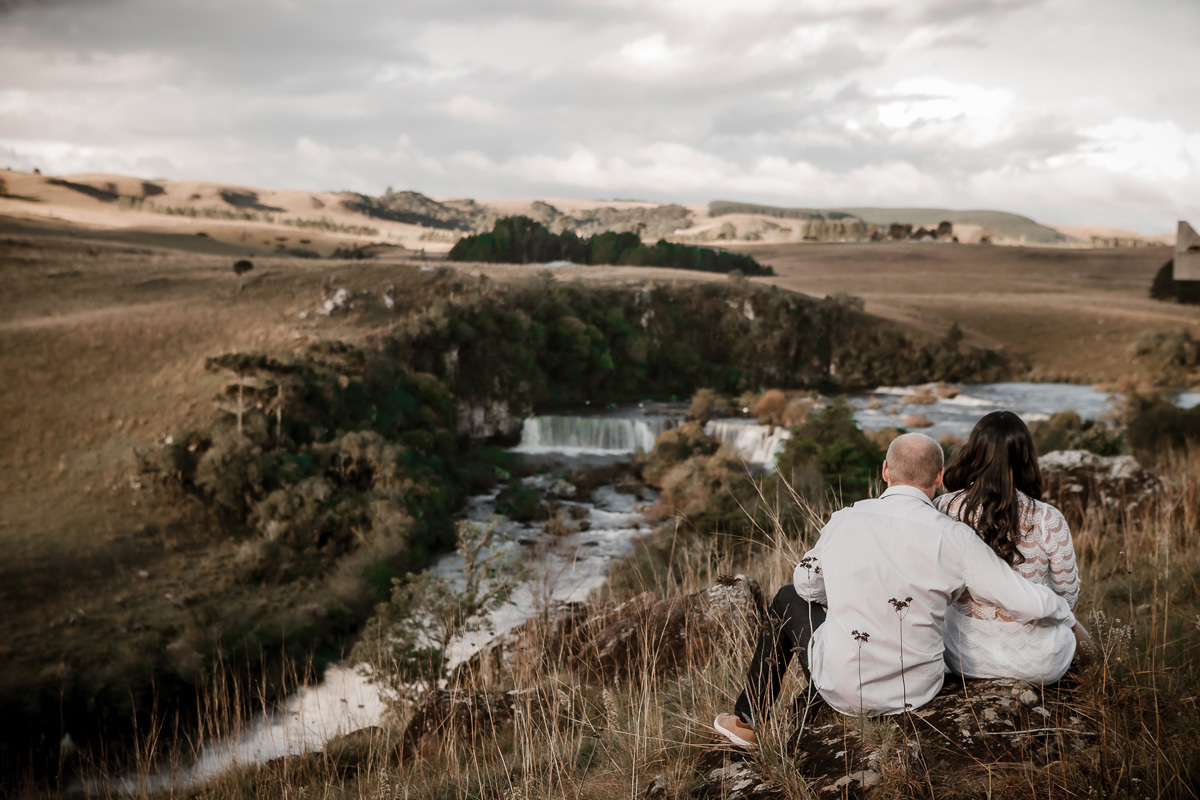ensaio de casal, ensaio pre casamento, fotografia de casamento, noivos de costas olhando o vale