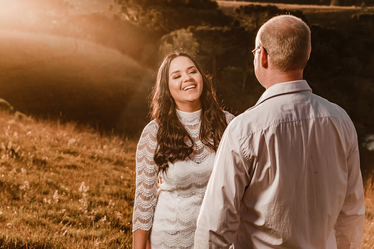 ensaio de casal, ensaio pre casamento, fotografia de casamento, noiva sorrindo para o noivo