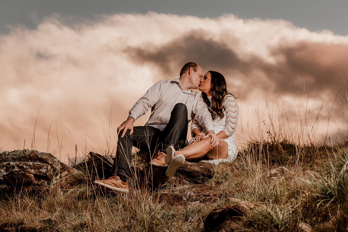 ensaio de casal, ensaio pre casamento, fotografia de casamento, noivos sentados se beijando