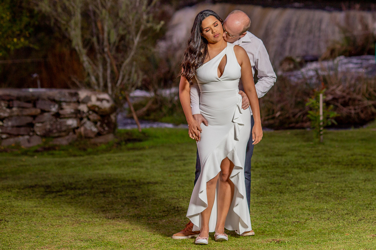 ensaio de casal, ensaio pre casamento, fotografia de casamento, noivo dando beijo na nuca da noiva