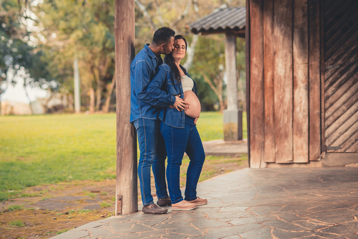 book de gestante, casal se abraçando