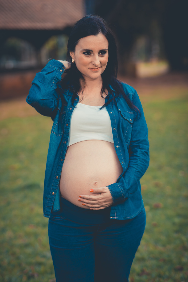 book de gestante com gestante tocando seu cabelo