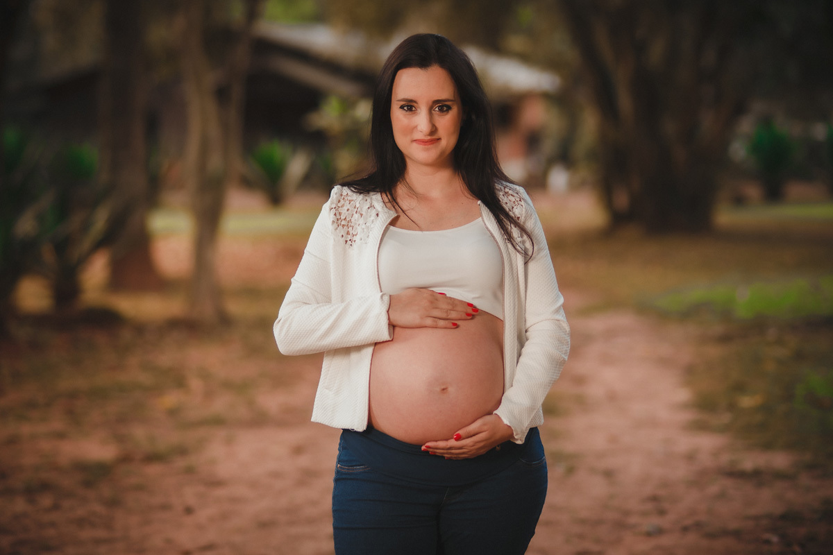book de gestante com a gestante de frente acariciando a barriga