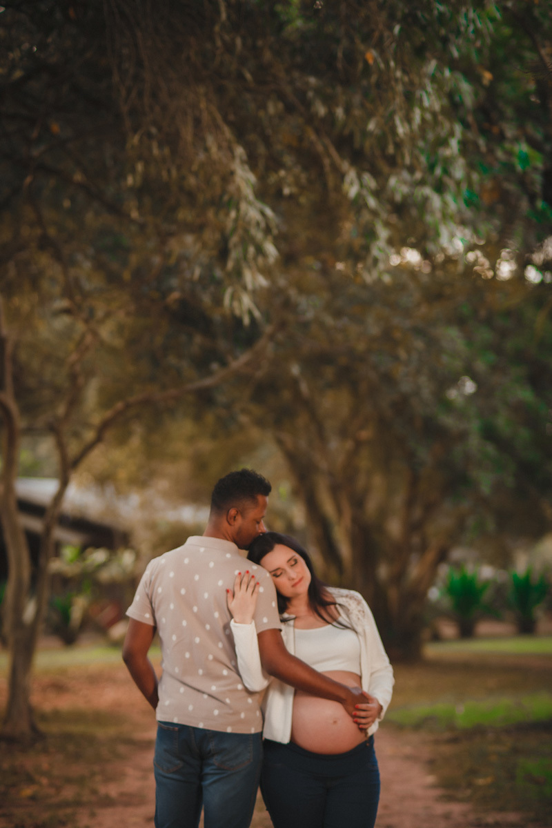 book de gestante com casal se abraçando e marido dando beijo na cabeça da esposa