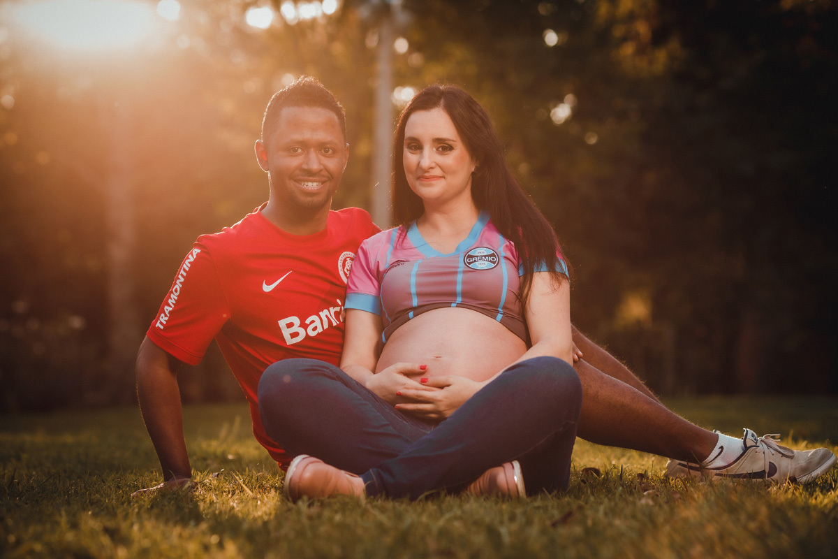 book de gestante com casal usando blusas da dupla grenal