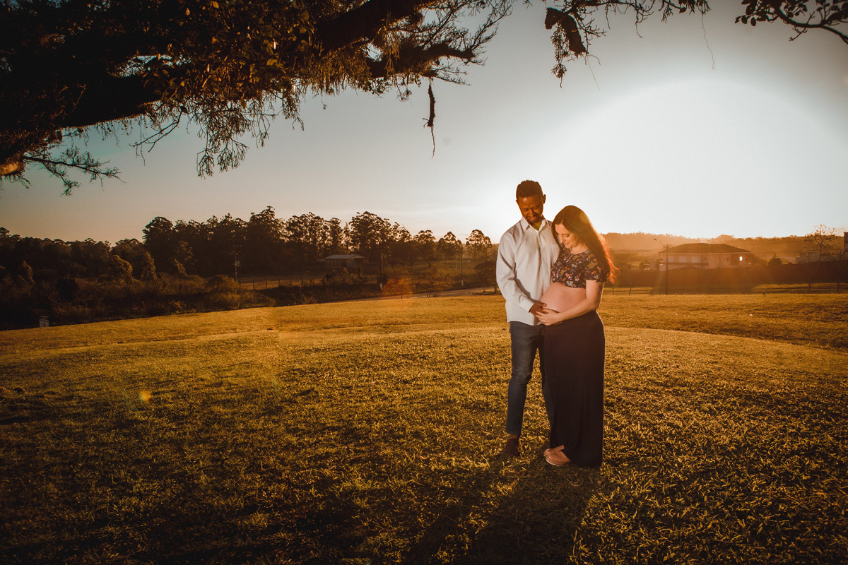 book de gestante com fotografia do casal em baixo de uma árvore
