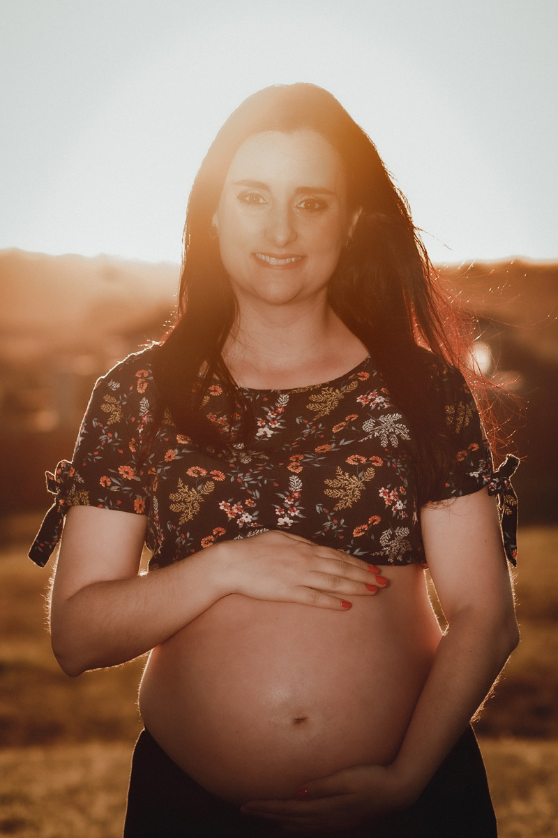 book de gestante com gestante em primeiro plano