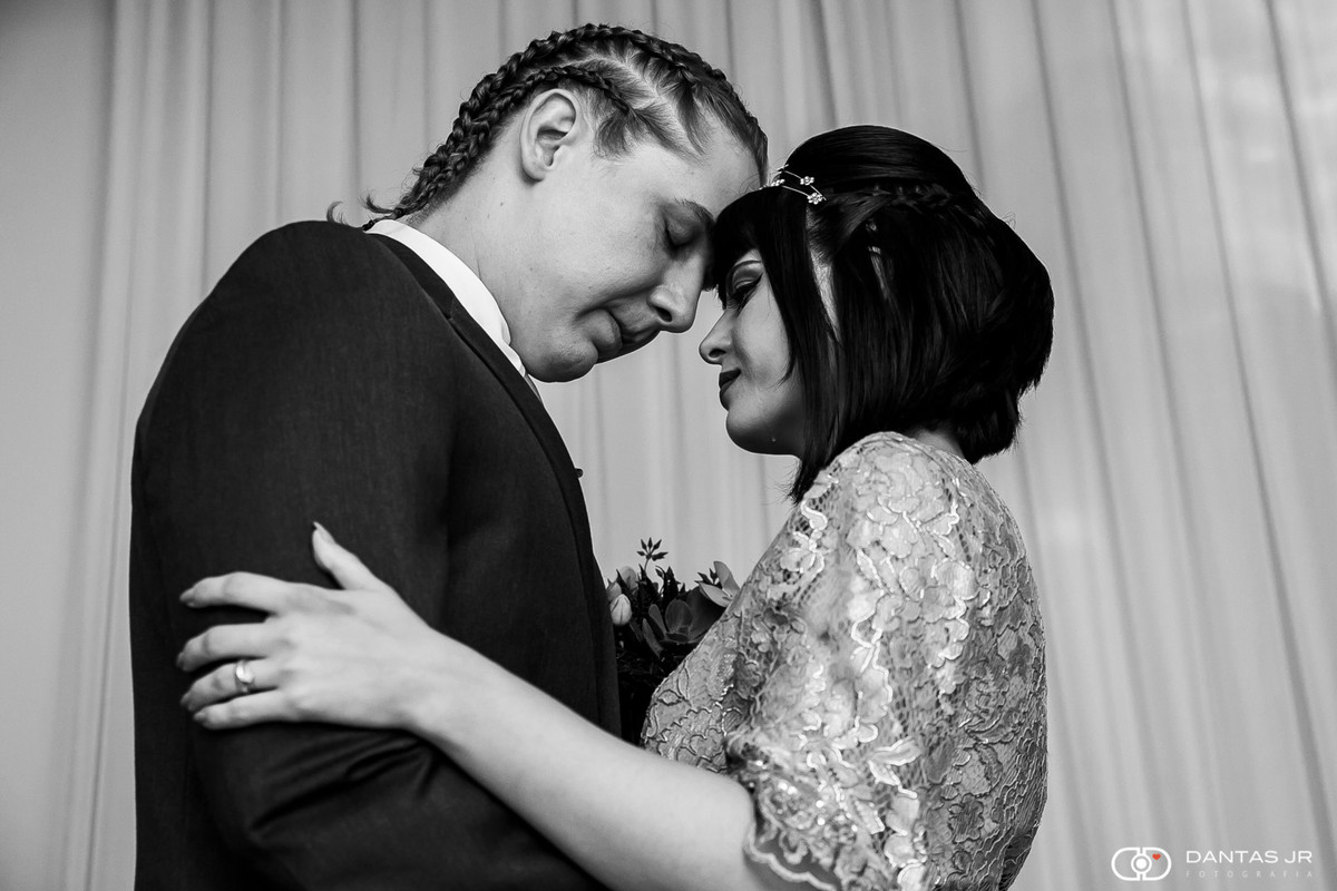 casal de noivos de olhos fechados encostando a testa namorando em foto preto e branco por Dantas Jr.