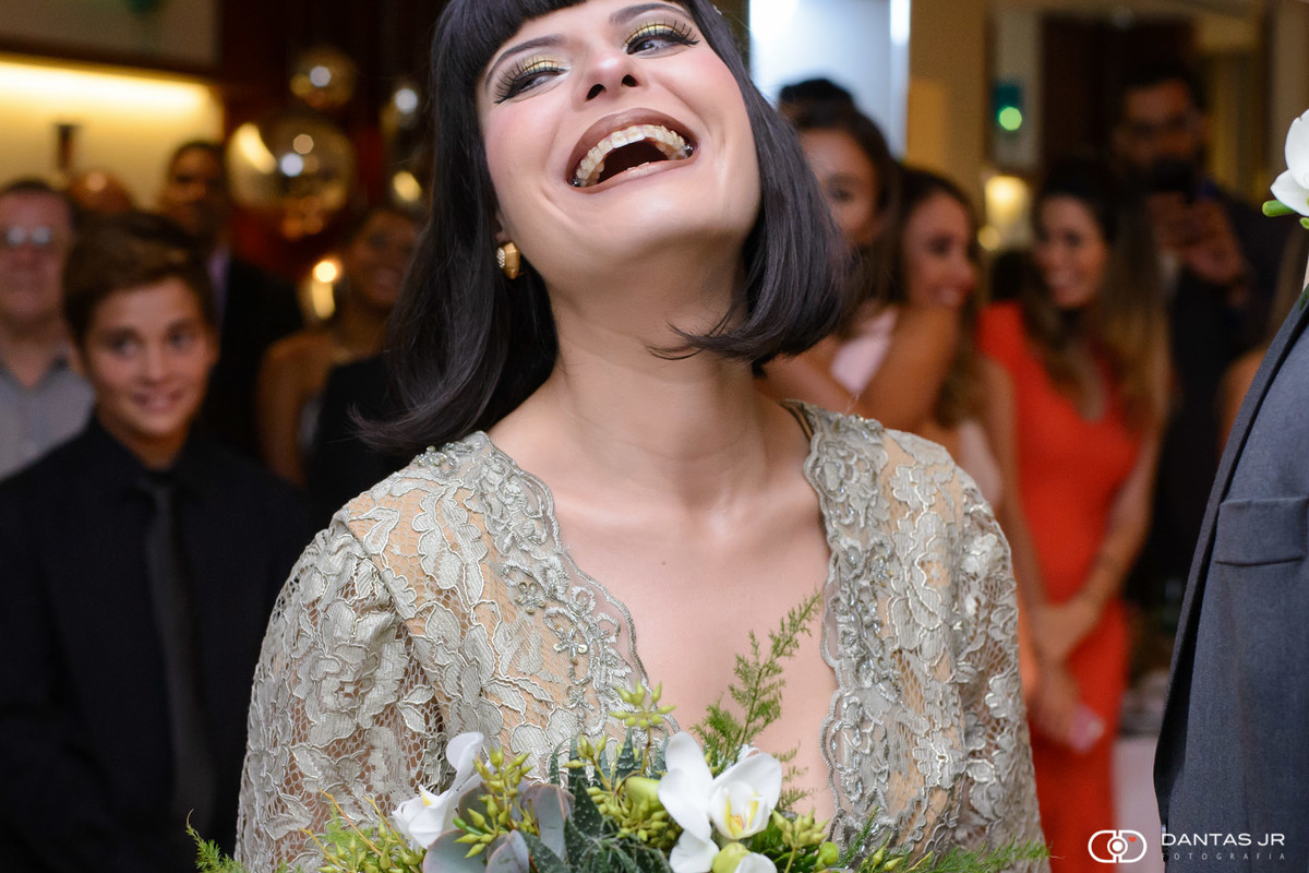 Noiva feliz rindo muito com vestido de renda por Dantas Jr.