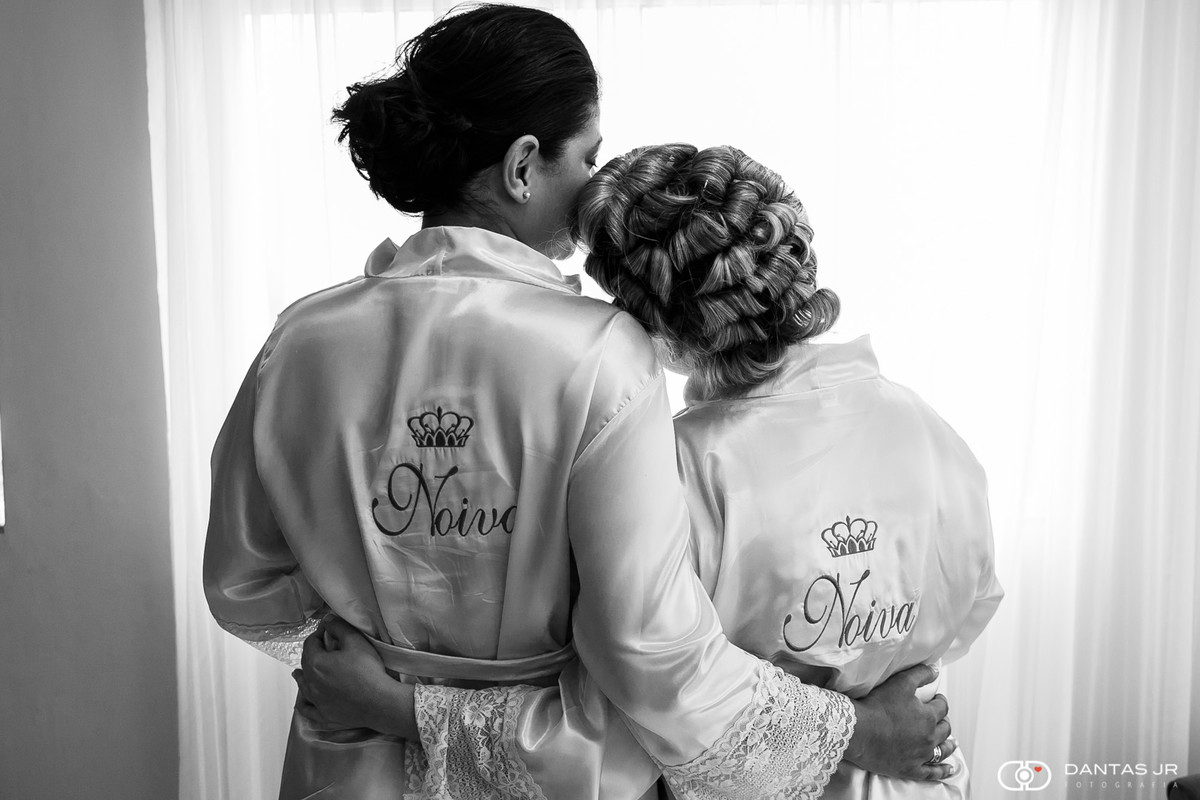 noivas lésbicas em casamento homoafetivo usando hoby da noiva durante making of da noiva abraçadas por Dantas Jr. Fotografia