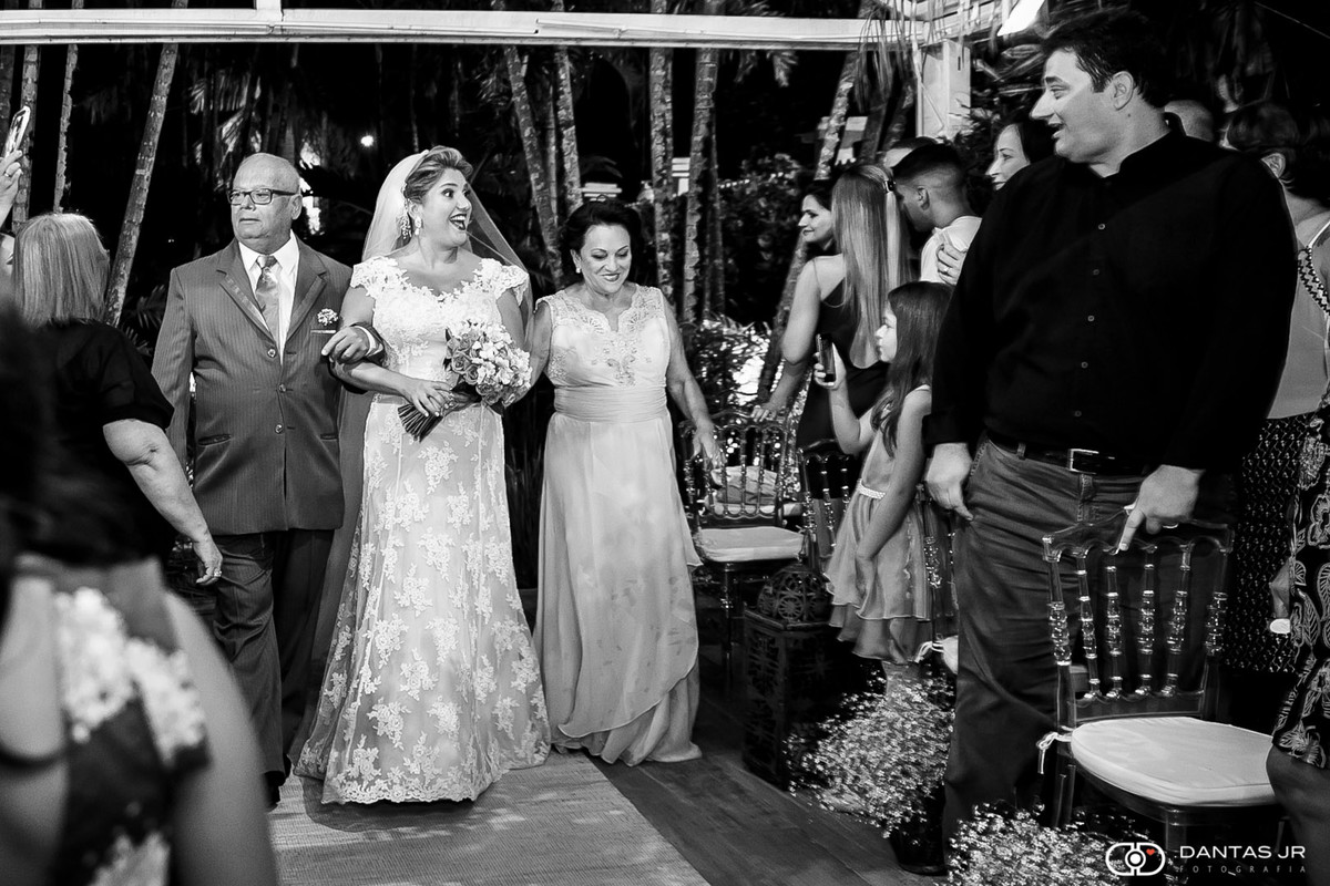 noiva lésbica em casamento homoafetivo no Bistrô 160 em Campo Grande entrando na cerimônia feliz e vendo convidado por Dantas Jr. Fotografia