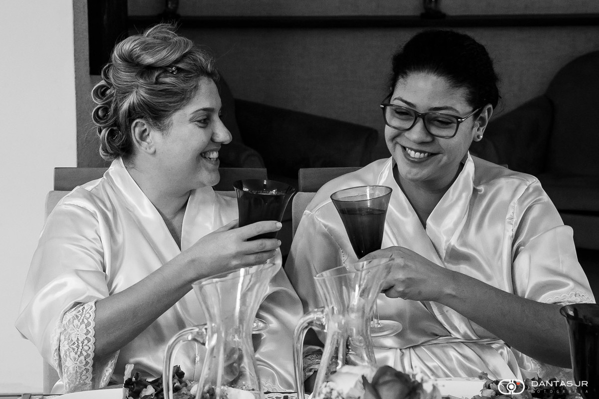 casal de noivas tomando café da manhã e brindando durante o making of por Dantas Jr. Fotografia