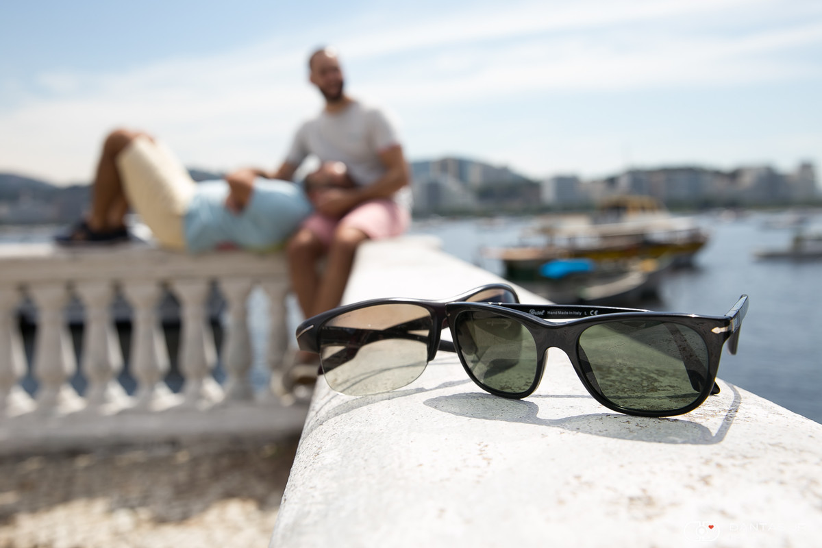 Dois pares de óculos Ray Ban com casal de doi homens gays em ensaio homoafetivo pre wedding na Urca no Rio de Janeiro por Dantas r Fotografia