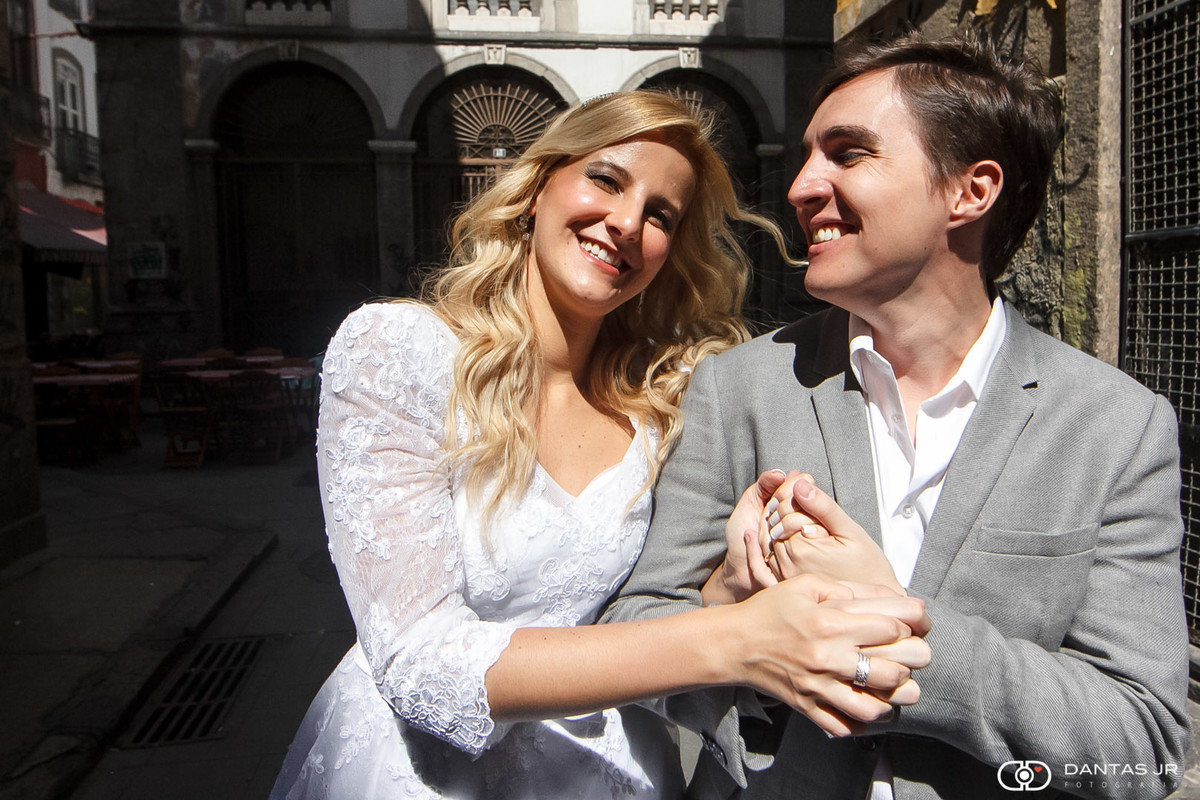 Casal caminhando de braços dados no Arco do Teles após mini wedding no Bistrô Ouvidor por Dantas Jr. Fotografia