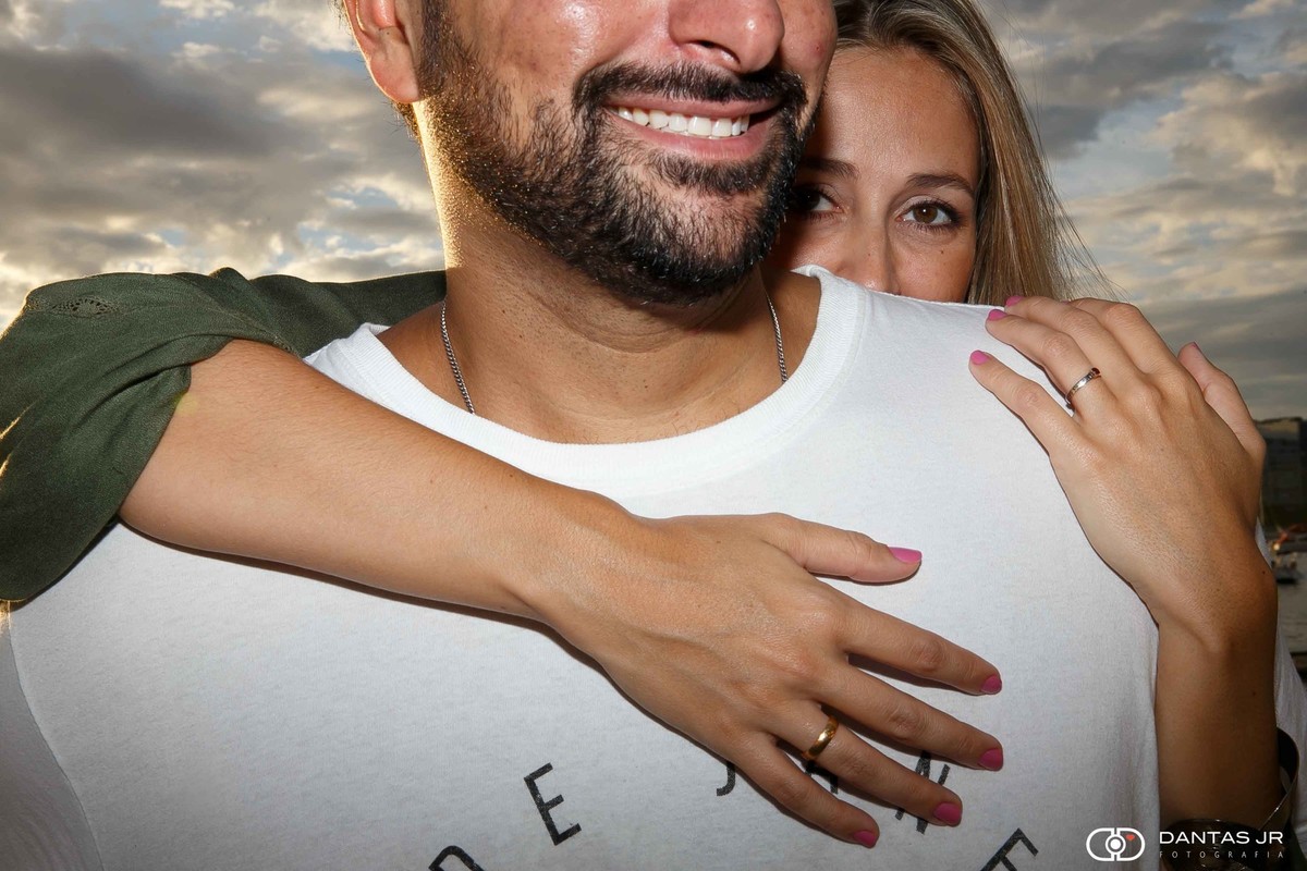 Close de casal de noivos namorando com olhos dela aparecendo e sorriso dele em ensaio na Urca por Dantas Jr. Fotografia