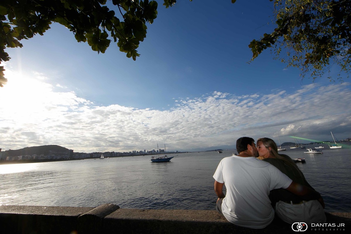 Casal se beijando debaixo da arvore e sentado na mureta da Urca em ensaio pre wedding por Dantas Jr. Fotografia