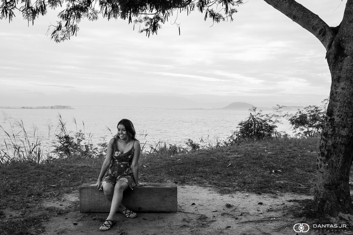 ensaio de dbutante com modelo sentada sob arvore e olhando paisagem por Dantas Jr. Fotografia