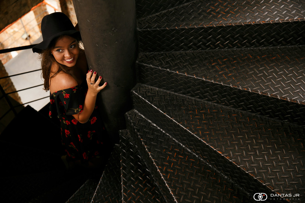 Ensaio debutante no Parque das ruinas com menina subindo escada de ferro por Dantas Jr Fotografia