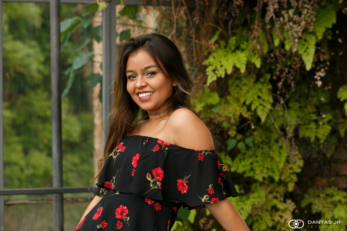 Debutante em ensaio no Parque das Ruínas em frente a jardim suspenso por Dantas Jr. Fotografia