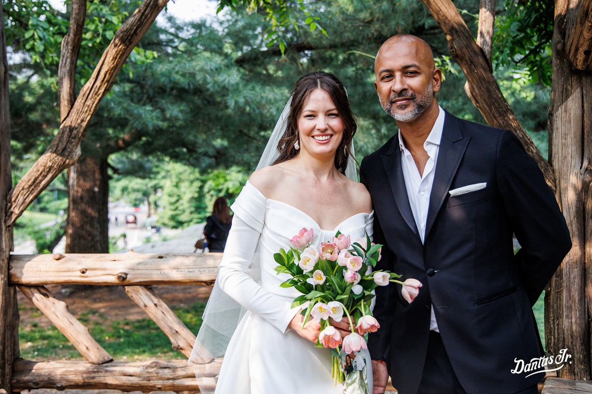 Abraço dos noivos em cerimonia de casamento no Central Park em NYC por Dantas Jr.