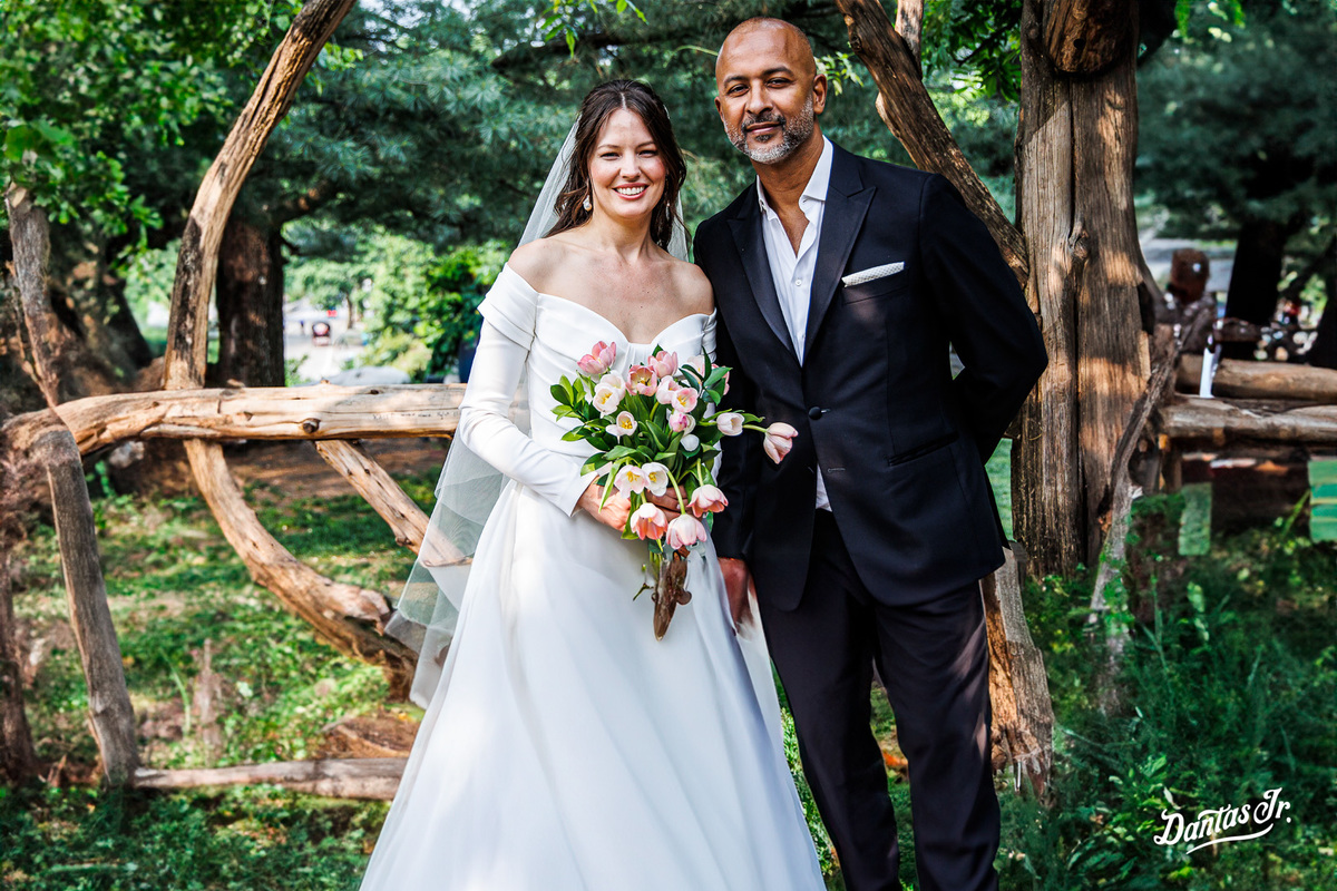 Abraço dos noivos em cerimonia de casamento no Cop Cot no Central Park em NYC por Dantas Jr.