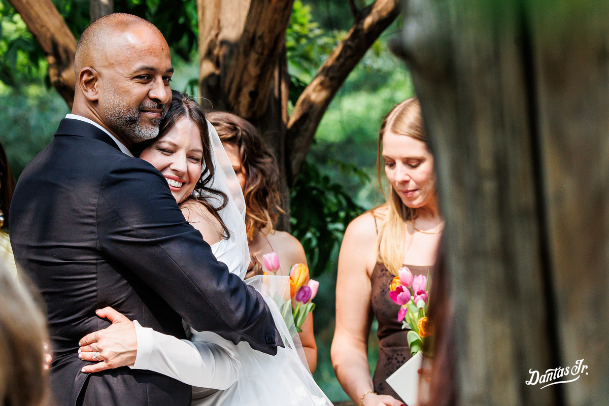 Abraço dos noivos em cerimonia de casamento no Central Park em NYC por Dantas Jr.