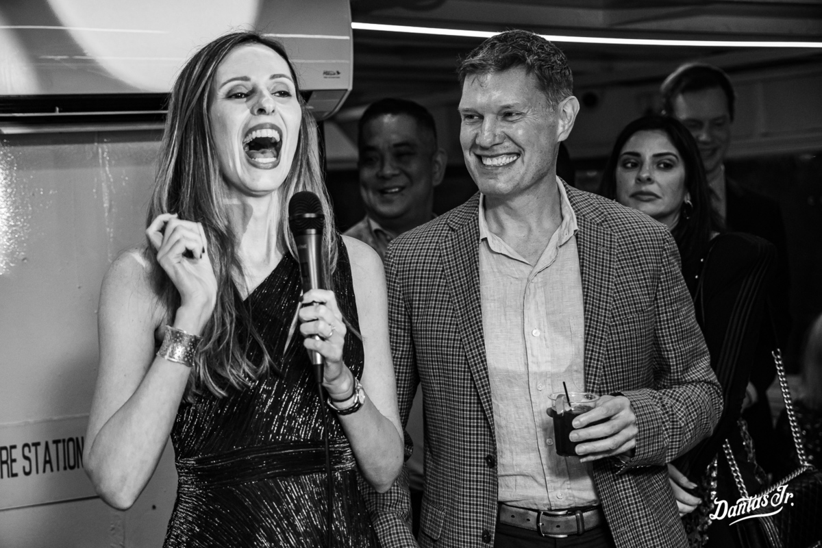 noiva fazendo discurso e votos sendo observada pelo noivo em festa de noivado em barco em NYC