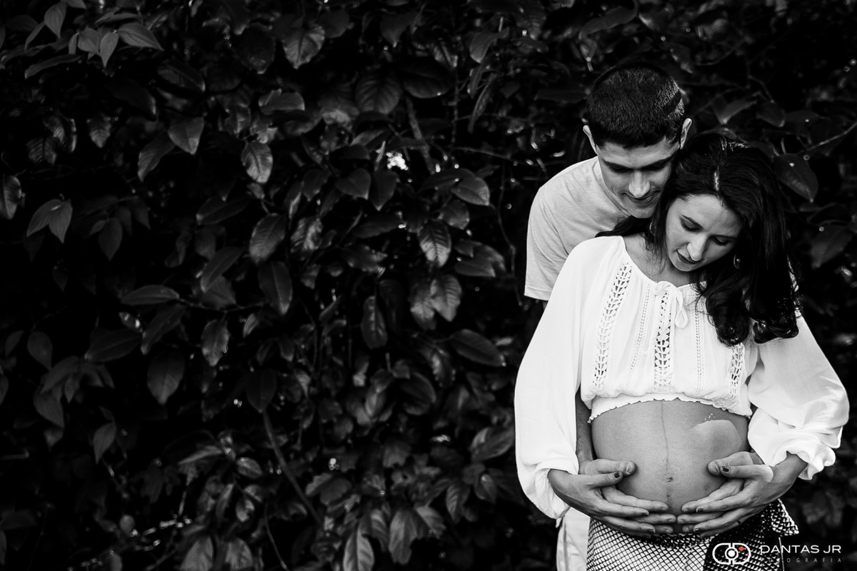 casal com gestante se abraçando com carinhos por Dantas Jr. Fotografia