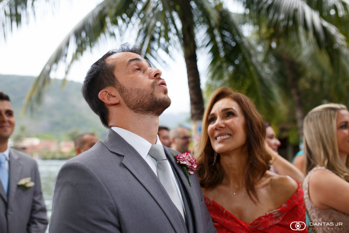 Noivo emoionado observado pela mãe feliz em cerimonia de casamento judaico no solar das palmeiras na ilha da gigoia por Dantas Jr