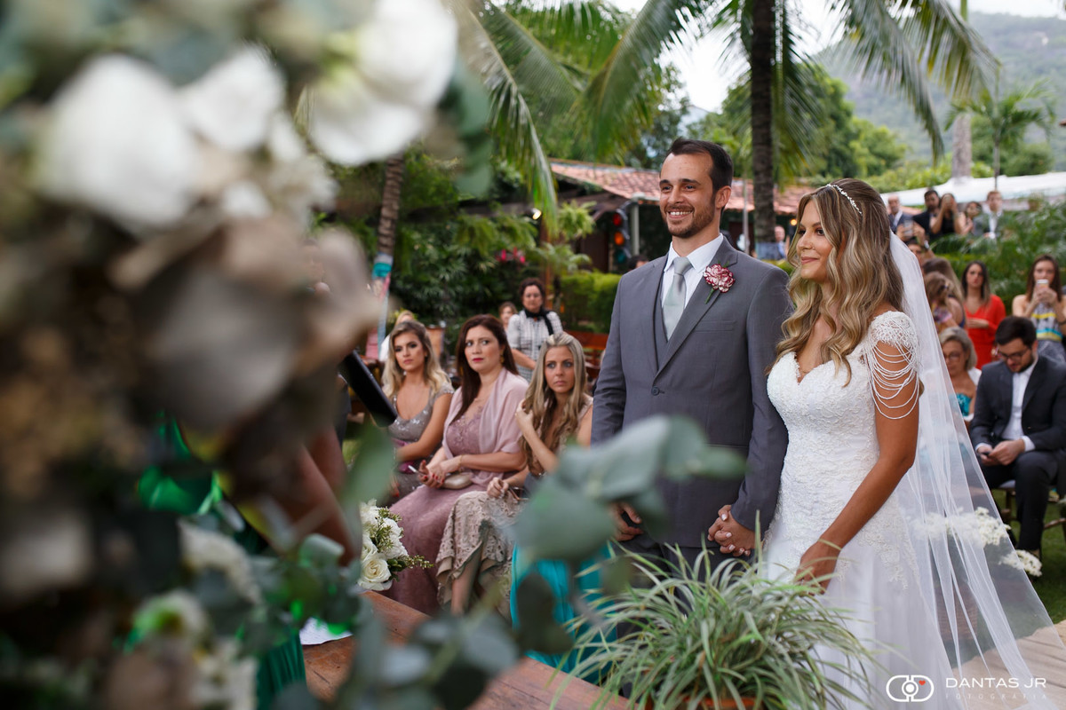 Noivos felizes em altar em casamento judaico ao ar livre de dia no solar das palmeiras na ilha da gigoia por Dantas Jr