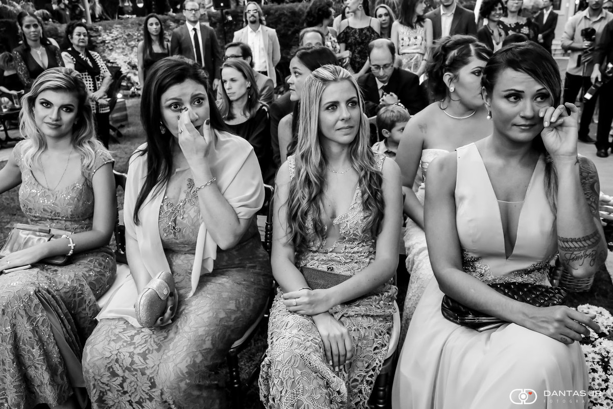 Madrinhas chorando durante cerimonia ao ar livre na ilha da gigoia por Dantas Jr.