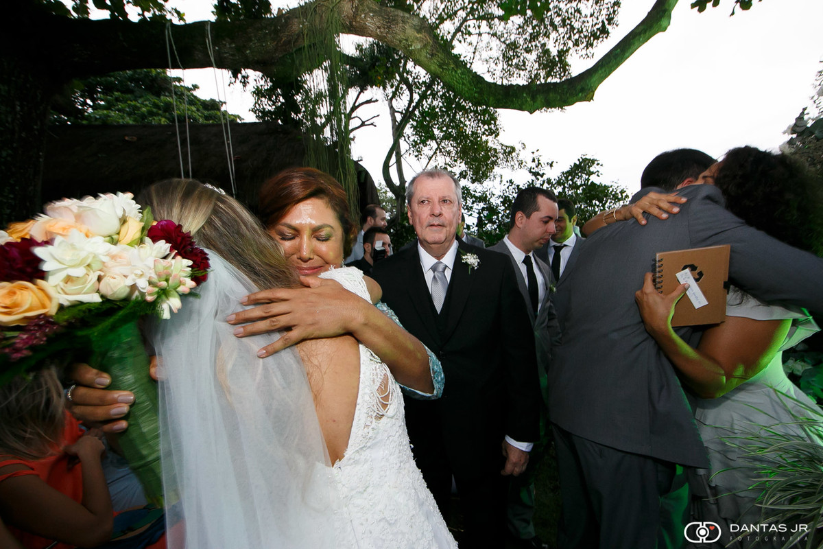 Pais da noiva emocionados durante cerimonia judaica na ilha da gigoia por Dantas Jr.