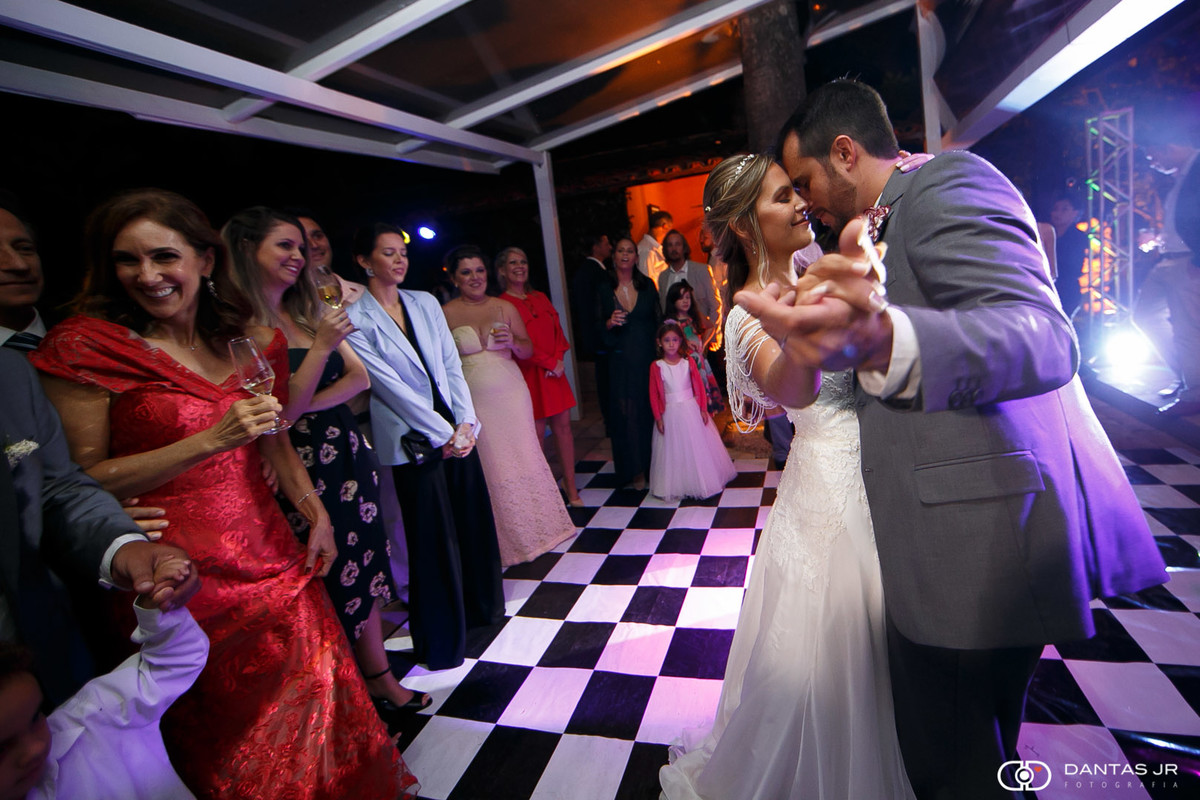 Casal de noivos abrindo pista em casamento na ilha da gigoia por Dantas Jr.