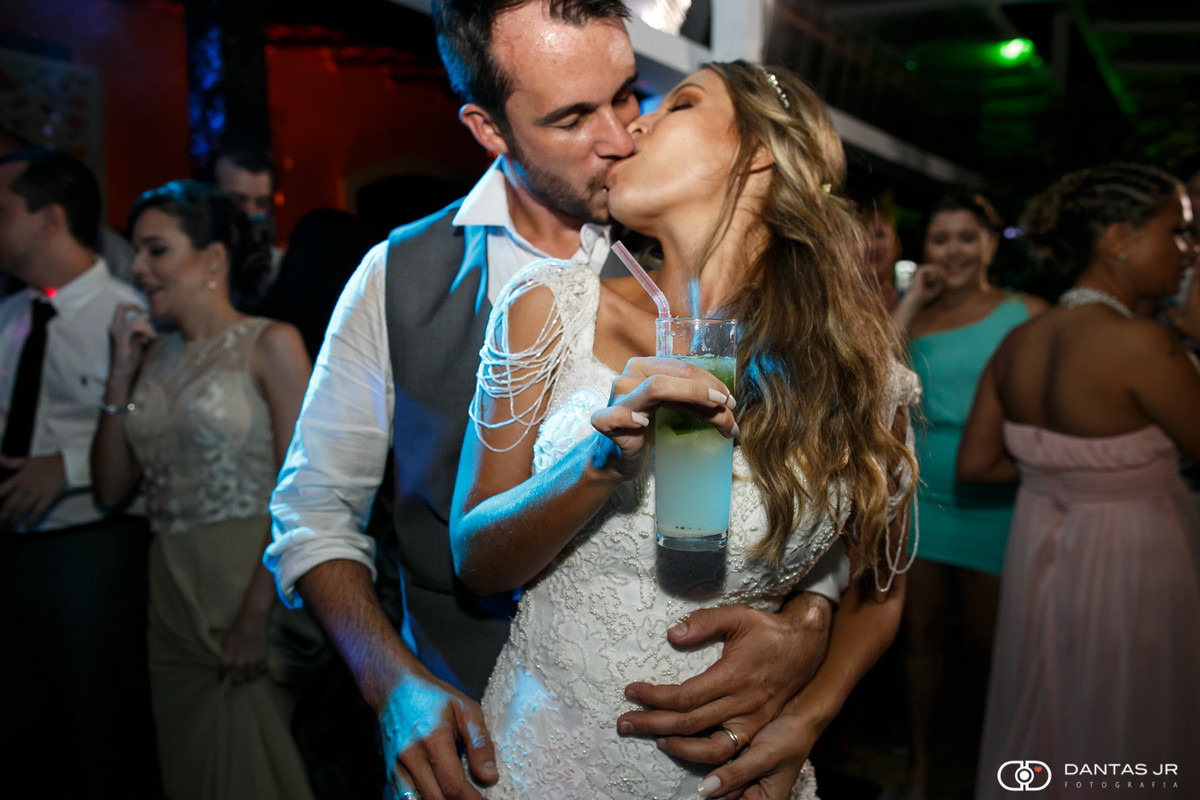 Casal de noivos em cerimônia judaica na ilha da gigoia se beijando na pista de dança por Dantas Jr.