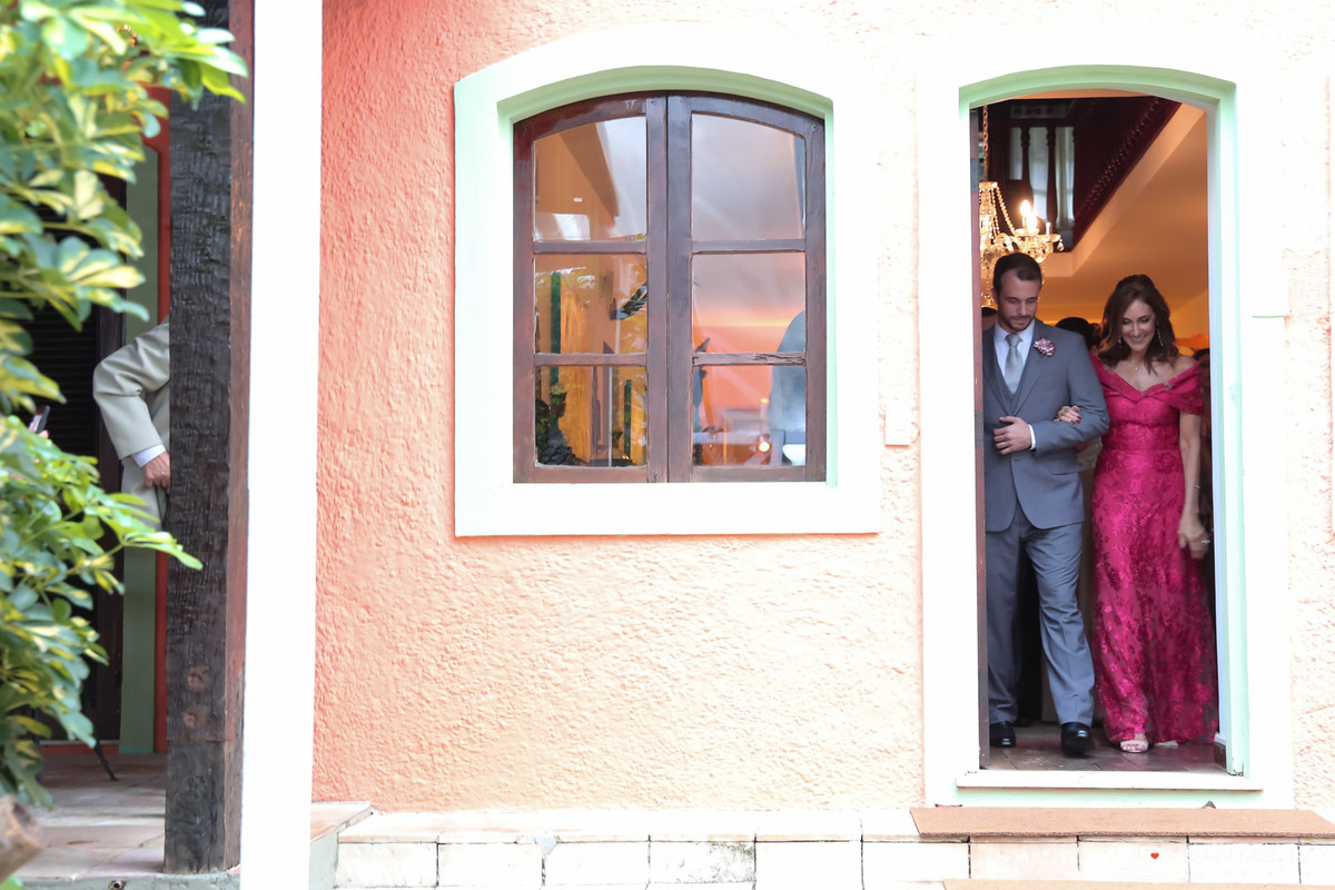 Noivo entrando na cerimônia de casamento ao ar livre no solar das palmeiras na ilha da gigoia no RJ por Dantas Jr