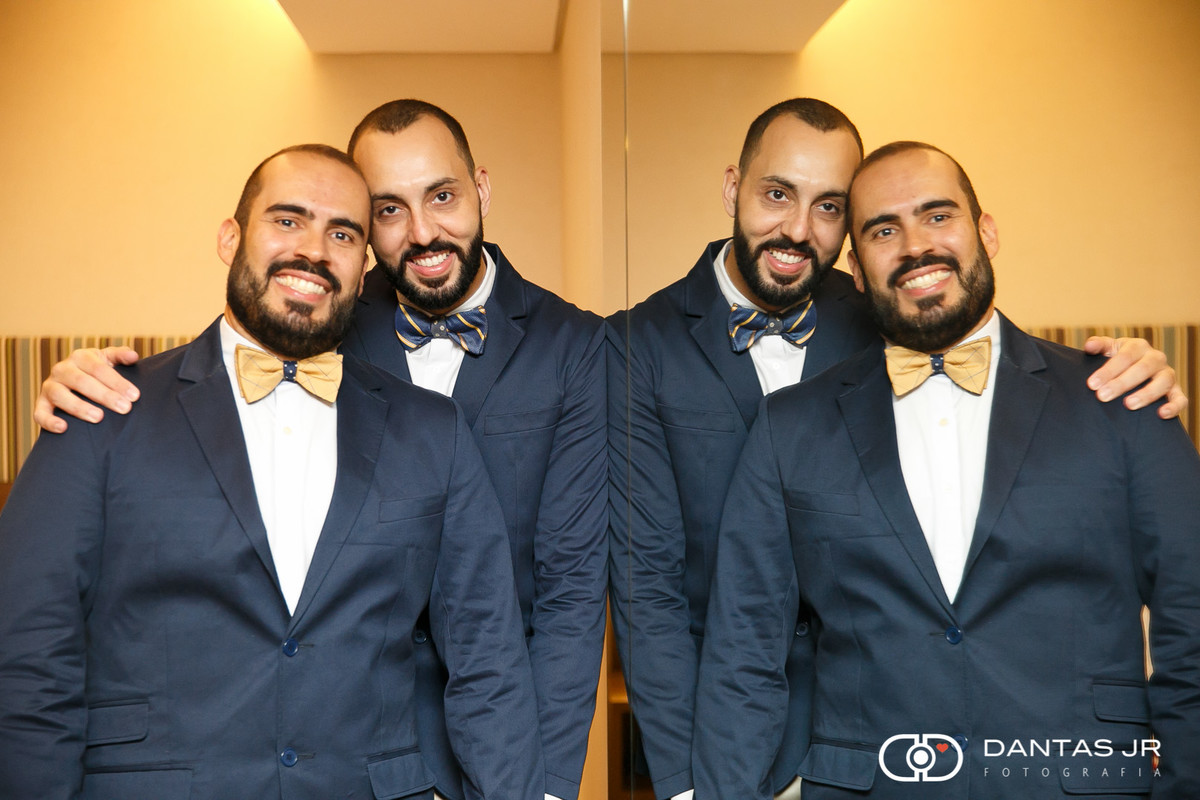 Casal gay de homens em making of e ensaio antes de cerimonia no Bistro Ouvidor por Dantas Jr.