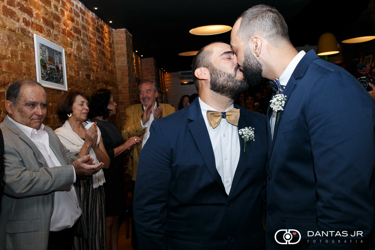 Casal Gay se beijando emocionado durante cerimônia de casamento homoafetivo no Bistrô Ouvidor por Dantas Jr.