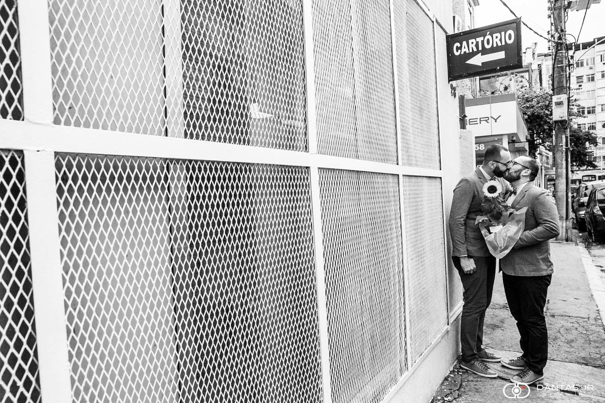 Casal gay na porta de cartorio em Botafogo para cerimonia civil de casamento homoafetivo