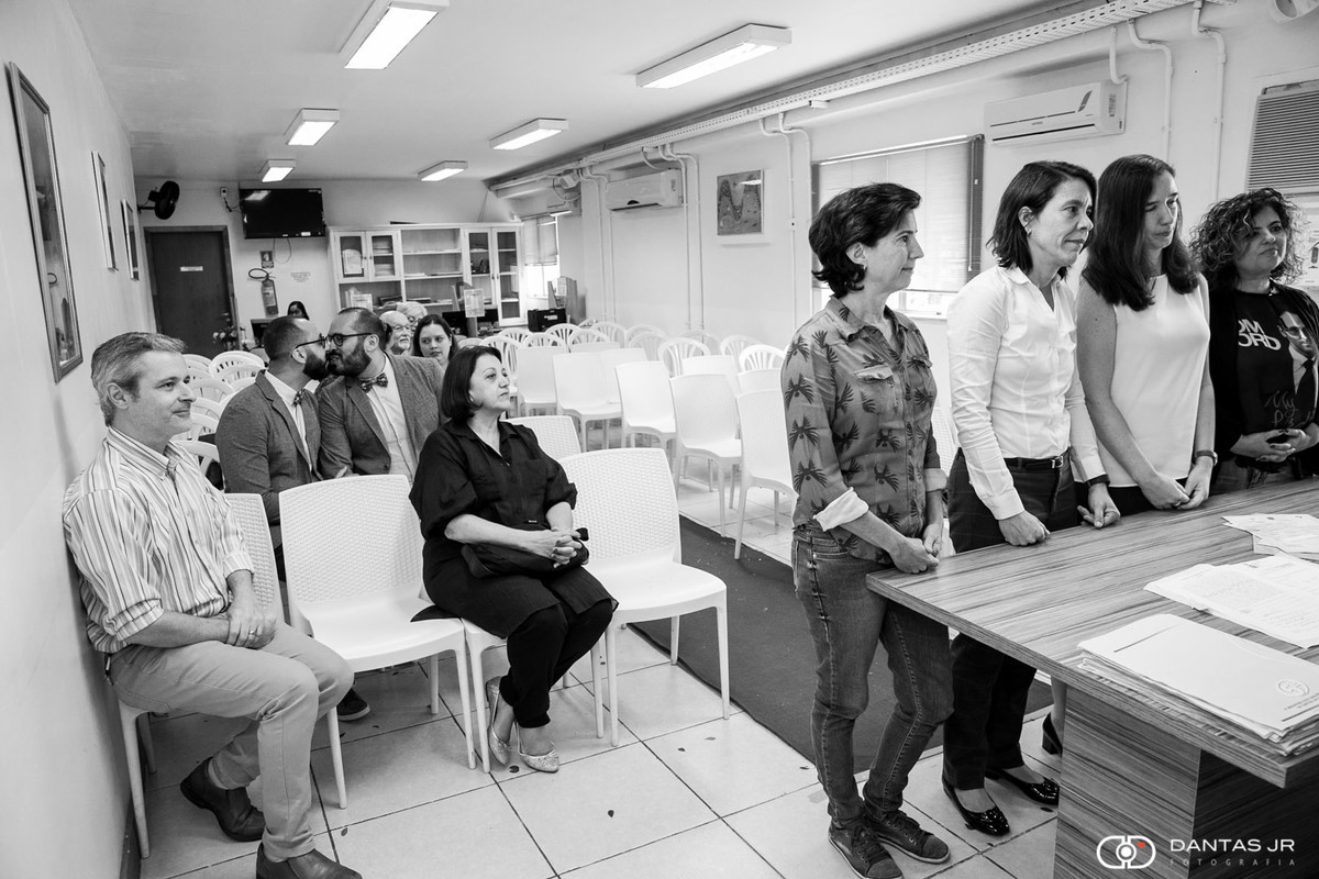 casal gay assistindo cerimonia de casamento homoafetivo em cartorio em Botafogo RJ