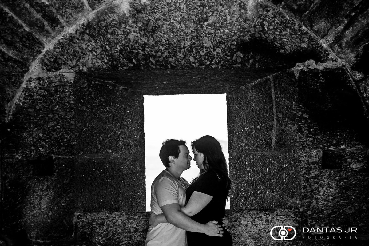 casal namorando em tunel na fortaleza de santa cruz niteroi RJ durante ensaio pre wedding por Dantas Jr.