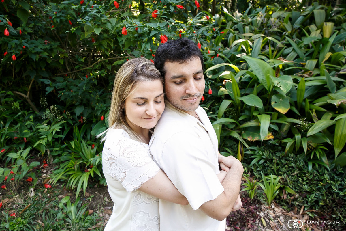 casal abraçado no parque Lage por Dantas Jr.