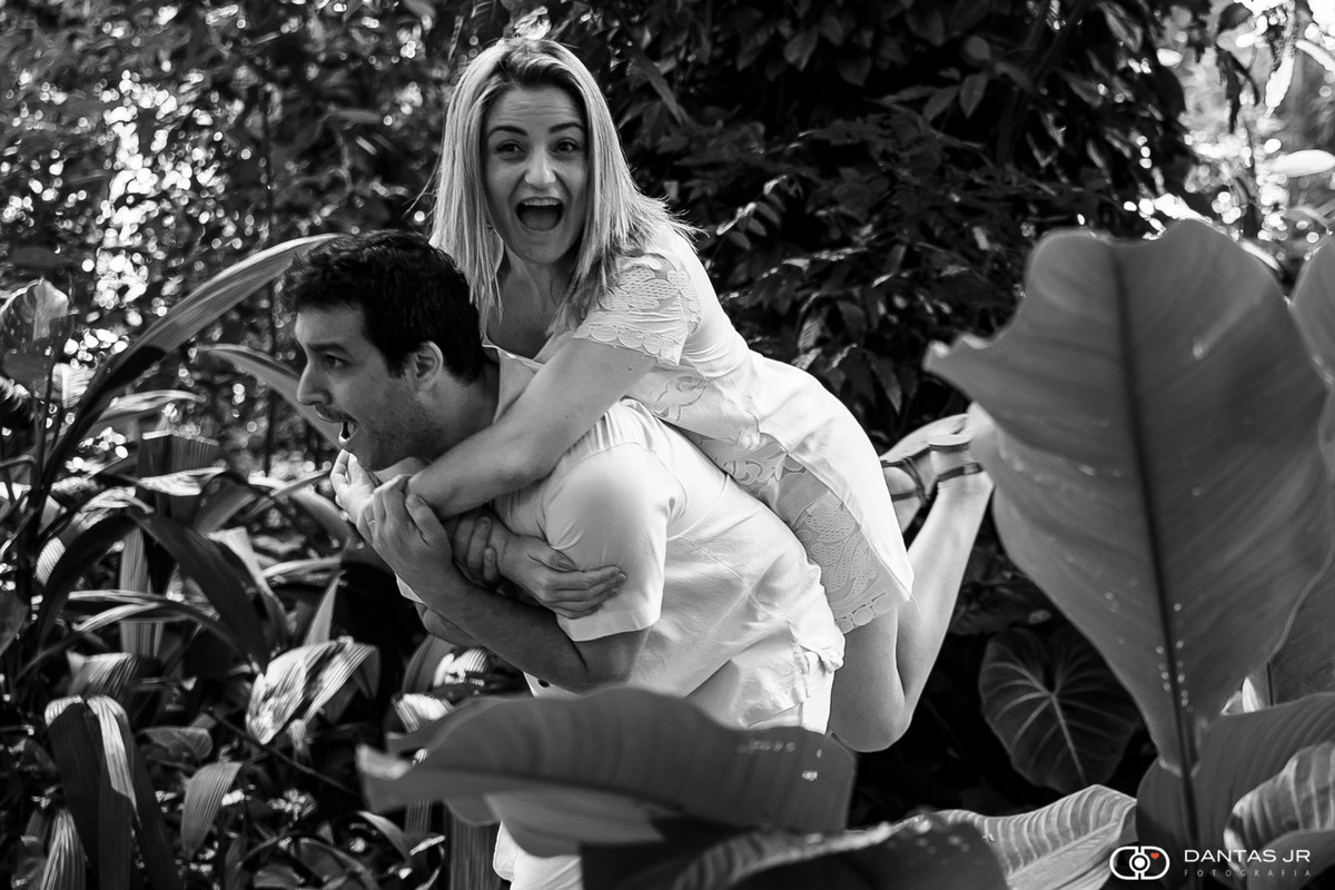 Noivo carregando noiva nas costas em ensaio no parque lage no RJ por Dantas Jr.