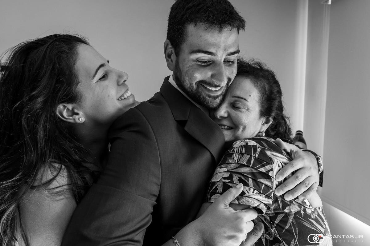 noivo ganhando abraço da mãe e irmã em making of por Dantas Jr.