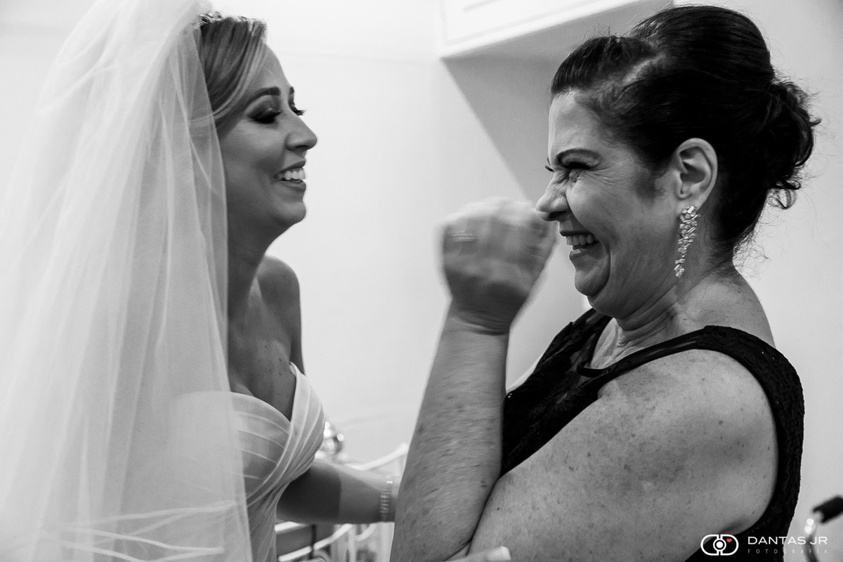 mãe da noiva vibra ao ver filha pronta para casar em making of na casa do alto por Dantas Jr