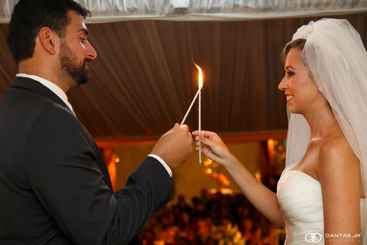 Noivos fazem celebração com vela durante cerimonia de casamento na casa do alto por Dantas Jr.
