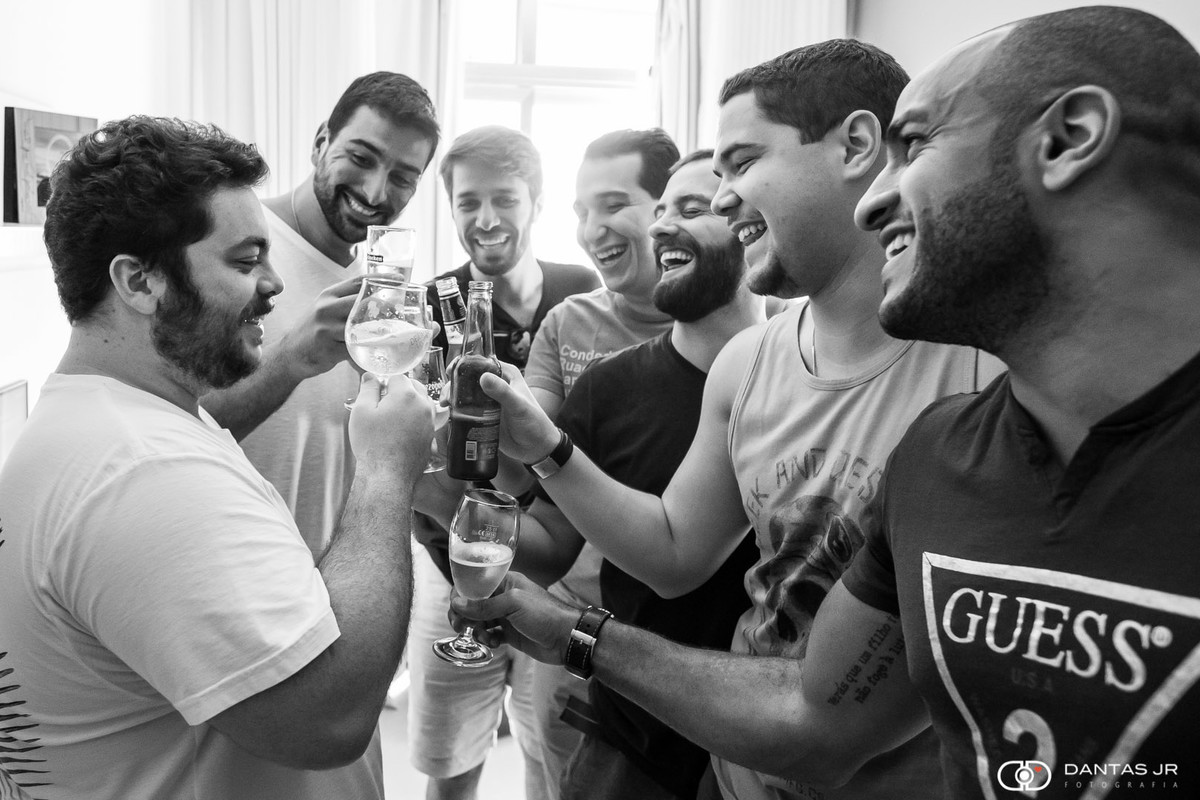 Noivo brindando com amigos durante making of por Dantas Jr.