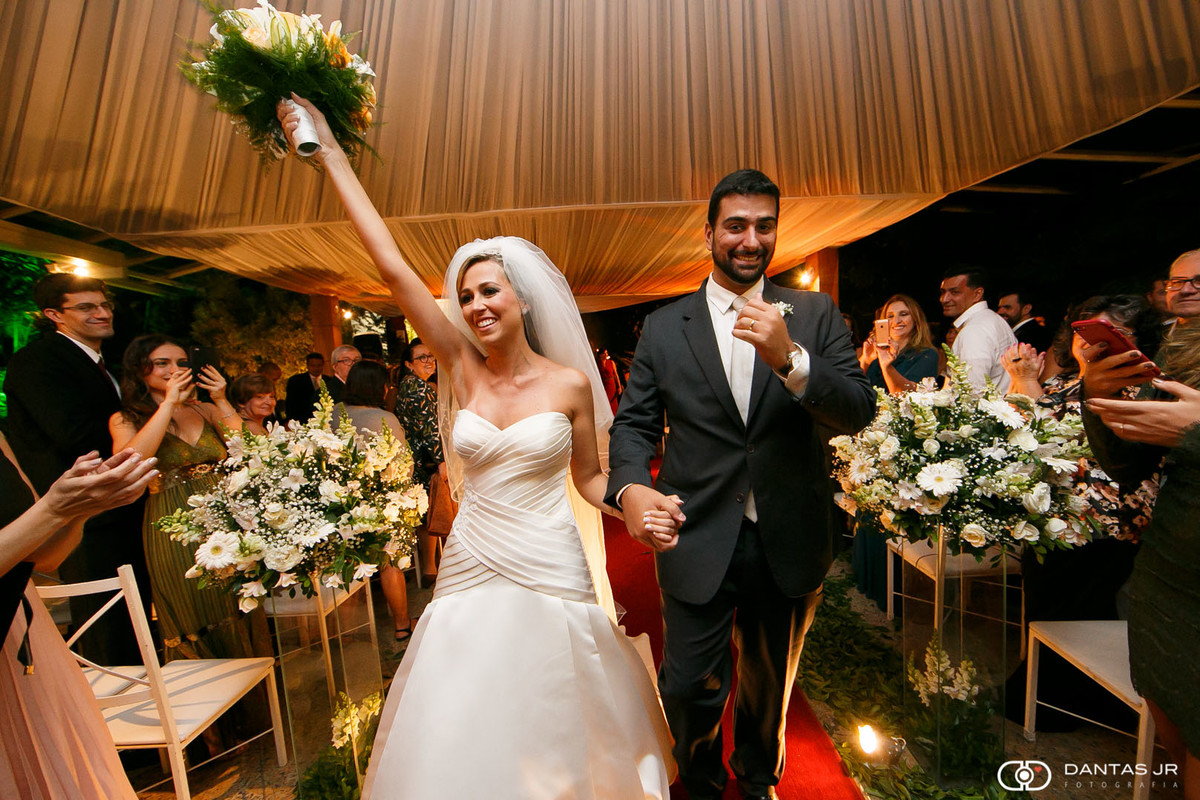 Casal sai feliz da cerimonia de casamento na casa do alto por dantas jr.