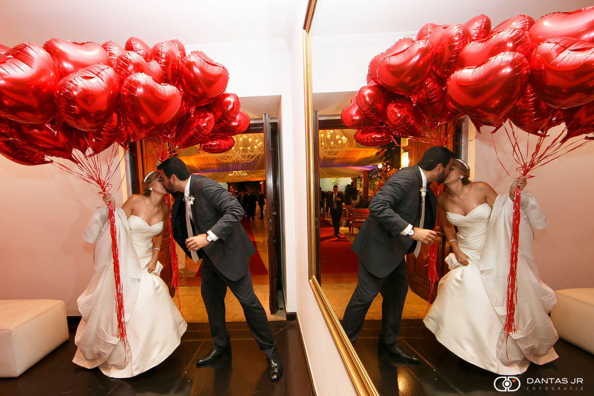 Casal entrando na festa de casamento com balões por Dantas Jr.